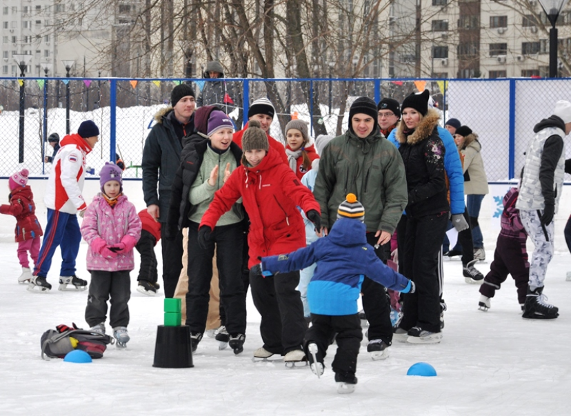 Зима семья соревнования. Зимние соревнования для детей. Спортивная семья зимой. Каток в Черемушках соревнования.