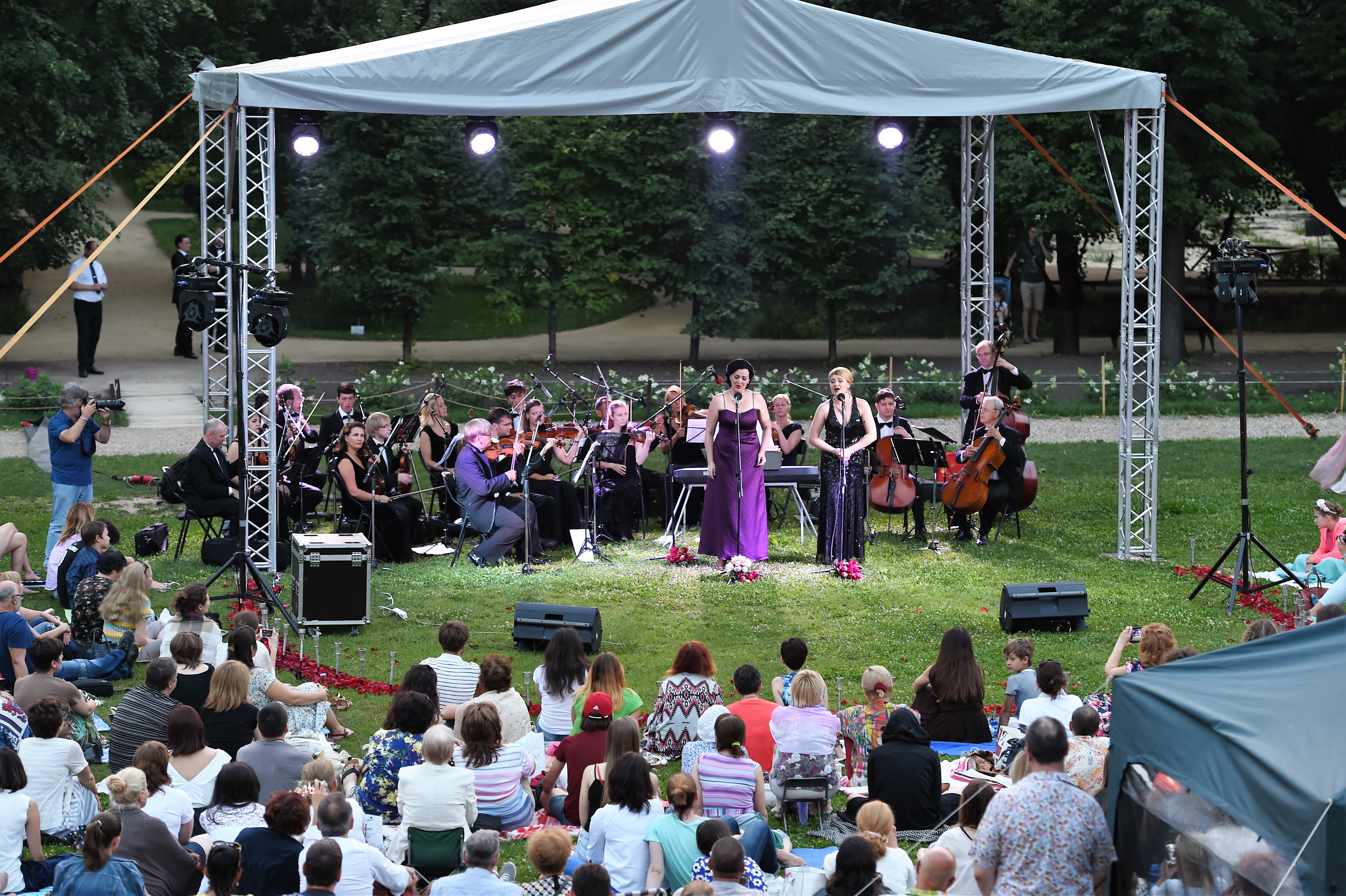 Концерты на открытом воздухе в москве. Парк красная пресня концерты. Уличные мероприятия. Концерты в москве под открытым небом. Концертная площадка.