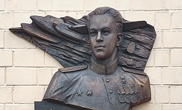 Мемориальную доску летчику Злыденному установили на Ленинском проспекте