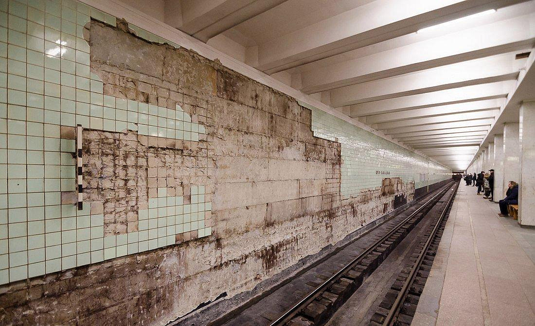 Специалисты ремонтируют стены двух станций метро в ЮЗАО 