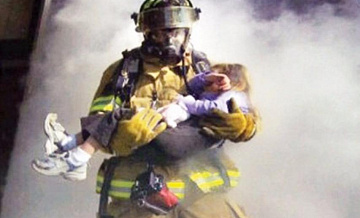 Сотрудники МЧС спасли ребенка из горящей квартиры в ЮЗАО