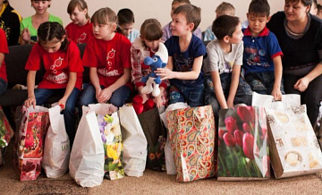 Жители Ломоносовского района сделали подарки воспитанникам детдома