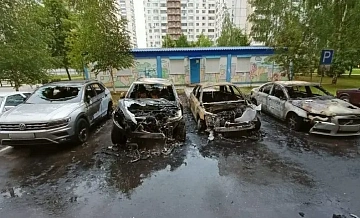 Четыре авто сгорело на улице Островитянова