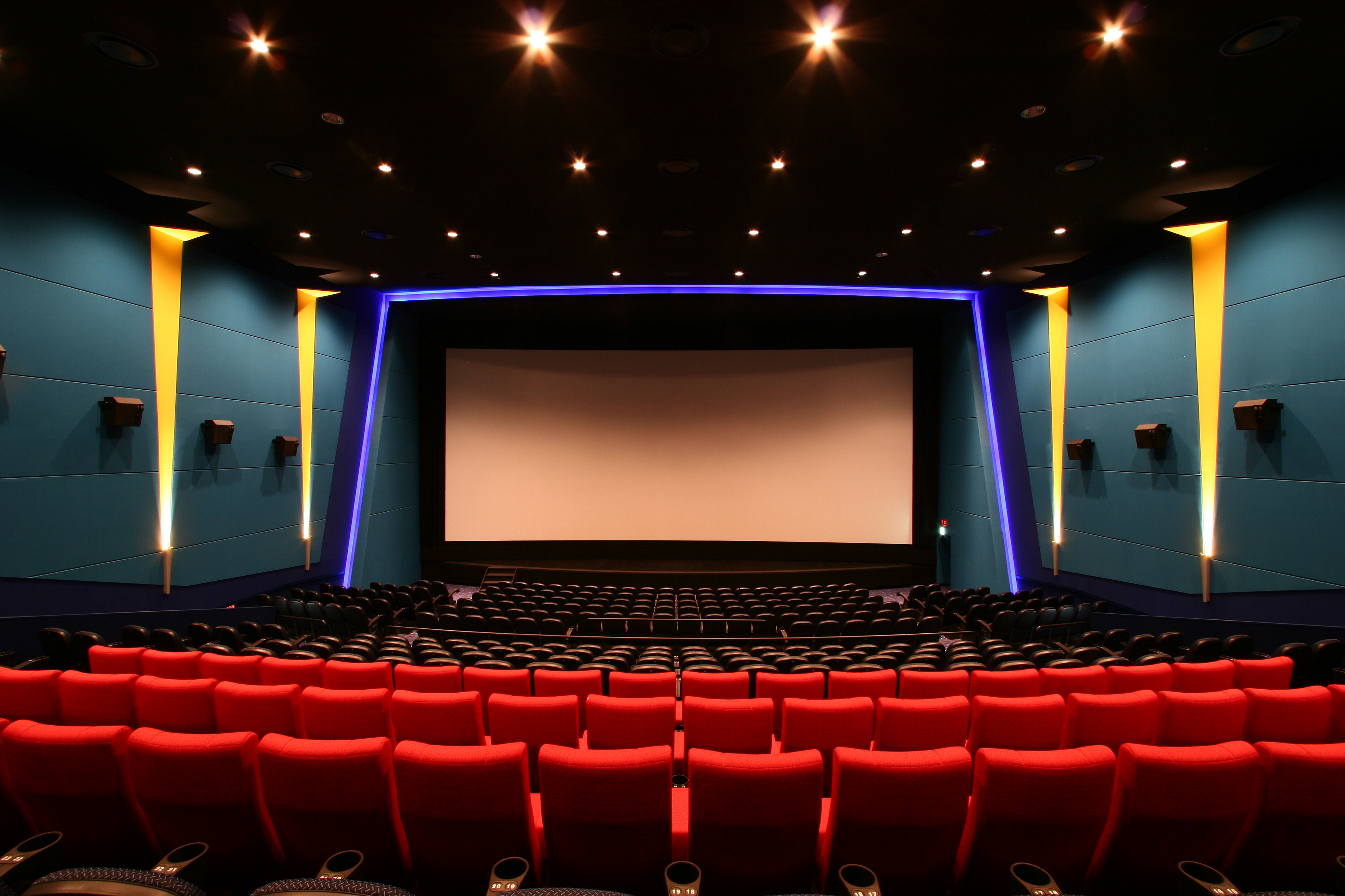 Кинотеатр показать на карте. Кинотеатр. Экран кинотеатра. Зал кинотеатра. Красивый кинотеатр.